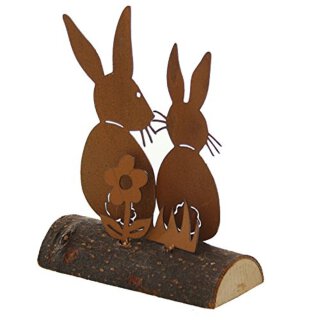 dekorative putzige Osterdeko Hasenpaar sitzend auf Holzstamm Metall Edelrost