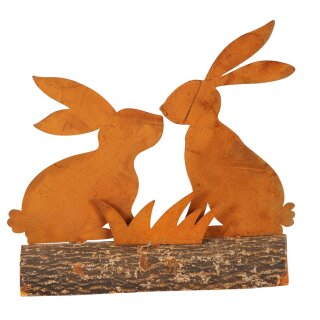 dekorative putzige Osterdeko Hasenpaar sitzend auf Holzstamm Metall Edelrost
