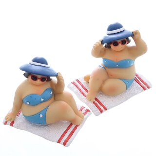dekorative witzige kleine Dekofigur Strandlady mit Sonnenhut auf Badetuch blau-wei&szlig;-rot