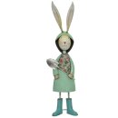 dekorativer großer Osterhase als Hasenjunge oder Hasenmädchen aus Metall von Hand bemalt im lustigen Gartenoutfit shabby Vintage Optik