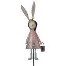 dekorativer Gartenstecker als Osterhase Hasenjunge oder Hasenmädchen aus Metall von Hand bemalt im lustigen Gartenoutfit shabby Vintage Optik