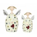 dekorativer Engel Lotta mit weinrotem Herzchen und silbernen Flügeln Metall handbemalt