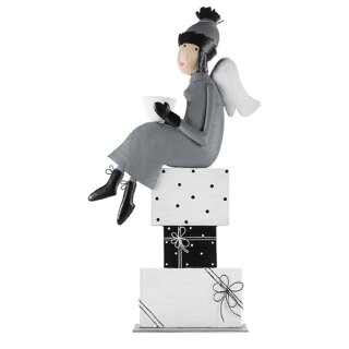 große ausgefallene dekorative Dekofigur Engel mit Pudelmütze und Teetasse auf Geschenken als flache Silhouette aus Metall in schwarz-weiß-grau