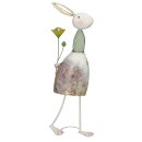 originelle dekorative Osterhasen als Hasenjunge mit Schmetterling oder Hasenmädchen mit Blume aus Metall von Hand bemalt